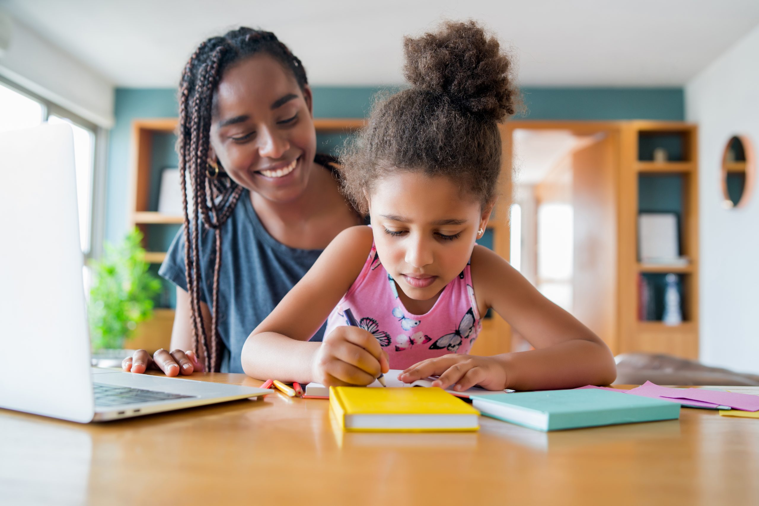 Família & Escola: a importante parceria no desenvolvimento e aprendizagem  das crianças - Revista Direcional Escolas